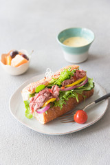 ハムとサラダのサンドイッチ