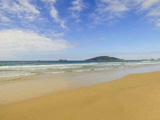 Fototapeta na wymiar Ingleses beach empty on an Autumn day - Florianopolis, Brazil