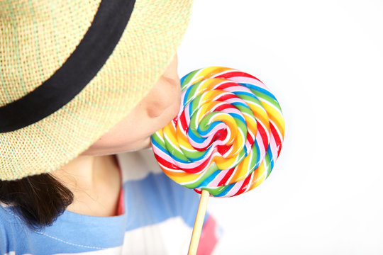 Siebenj&auml;hriges M&auml;dchen lutscht einen Lolli
