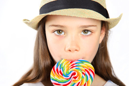 Siebenj&auml;hriges M&auml;dchen lutscht einen Lolli