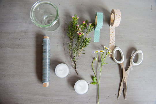 Bastelanleitung  diy f&uuml;r Blumen im glas vor grauem Hintergrund 