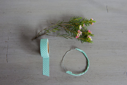 Bastelanleitung  diy f&uuml;r Blumen im glas vor grauem Hintergrund 