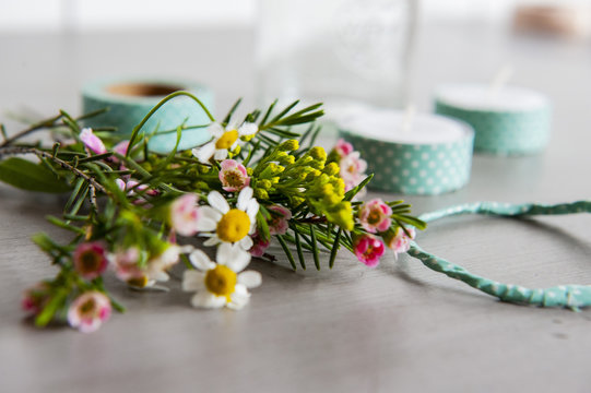 Bastelanleitung  diy f&uuml;r Blumen im glas vor grauem Hintergrund 