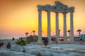 Fototapeta premium Świątynia Apolla w Side o zachodzie słońca, Turcja