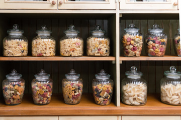 Banks with pasta are stored in the closet as a kind of decor