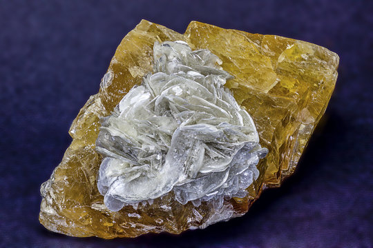 Scheelite with muscovit mica