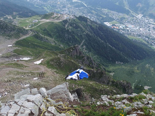 Alpy, Francja, Tour du Mont Blanc - wingsuit, człowiek wiewiórka skaczący z góry z Le Brevent © Iwona