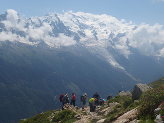 Francja, Tour du Mont Blanc - Balkon Południowy w masywie Les Aiguilles, widok z turystami © Iwona