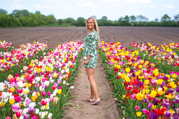 Junge Frau inmitten eines Blumenfeldes