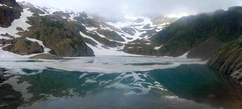 Francja, Tour du Mont Blanc - Balkon Południowy w masywie Les Aiguilles, jezioro  Lac Blanc