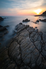 la c&ocirc;te rocheuse du cap d&rsquo;antibes lors d&rsquo;un magnifique couch&eacute; de soleil 