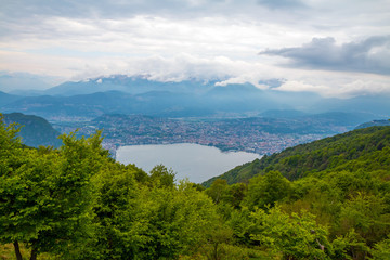 Fototapeta na wymiar holidays in Italy - a view of the most beautiful lake in Italy, Lago di Como 