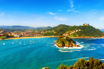 Obraz premium San Sebastian (Donostia) city, view of La Concha bay, Spain