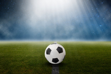 Fototapeta premium Fußball auf dem Rasen im Stadion mit blauem Himmel