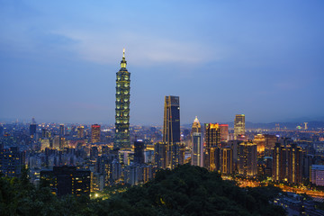 Fototapeta premium Aerial view of the nightscape of Taipei 101 and Xinyi District