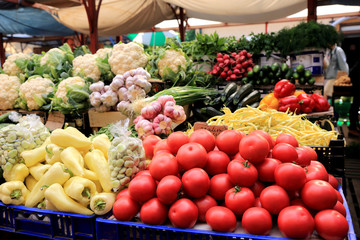 Targowisko z warzywami i owocami w Opolu. - obrazy, fototapety, plakaty