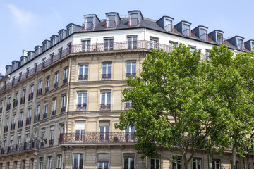 Fassade eines alten Wohngebäudes Paris, Frankreich