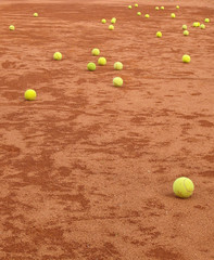 Tenis balls on clay court