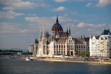 Obraz premium View of Hungarian parliament in sunny day, Budapest