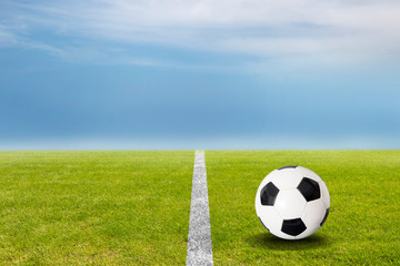 Fußball auf dem Rasen im Stadion mit blauem Himmel