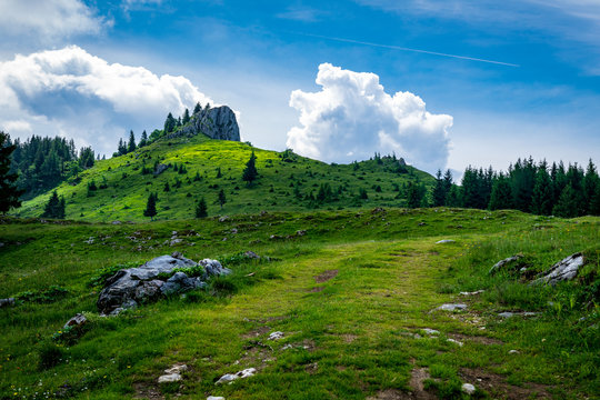 Blick von der Vormaueralm auf den Vormauerstein in &Ouml;sterreich auf dem Weg zum Schafberg mit sch&ouml;nen gr&uuml;nen Wiesen und Wolken am Himmel in den &Ouml;sterreichischen Bergen
