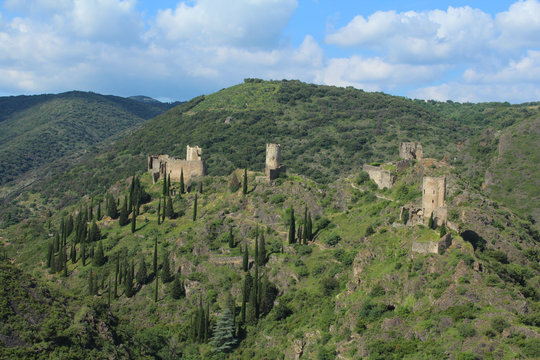 chateaux de lastours sur la montagne noire dans l'aude en france