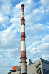 Obiekt przemysłowy. Fabryka z ogromnym kominem. Elektrownia.