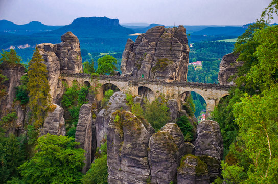 Bastei Fels mit Basteibr&uuml;cke in der S&auml;chsischen Schweiz, Sachsen