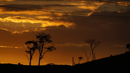 Lindo por do sol em meio a natureza.