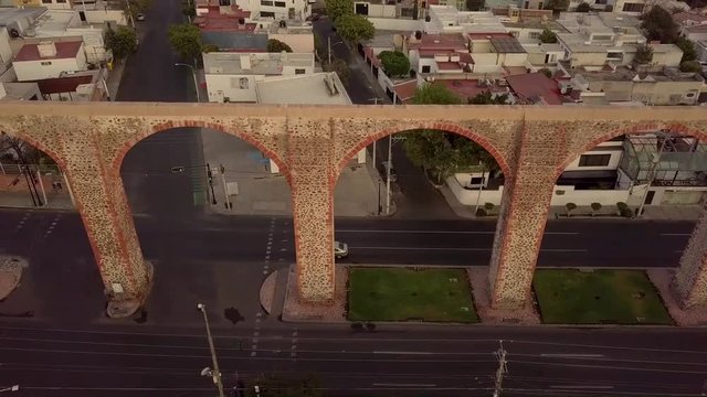 Vista lateral del Acueducto de Queretaro (los Arcos) por la ma&ntilde;ana