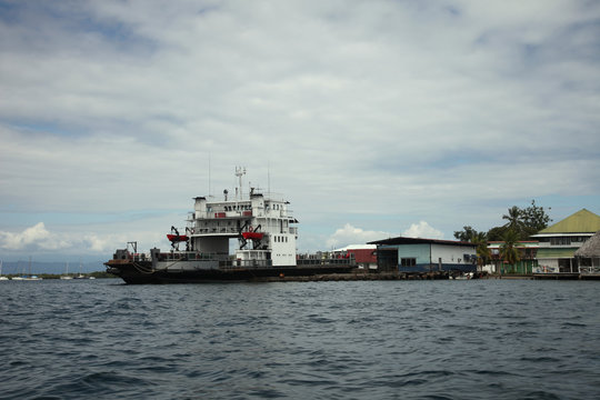 the transport ferry in bocas del torro port