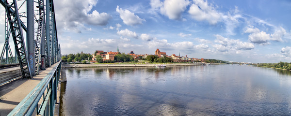 Toruń - Panorama miasta z mostu im. Józefa Piłsudskiego - rzeka Wisła - Polska