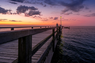 Obraz premium Seebrücke in Zinnowitz bei Sonnenuntergang