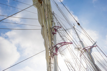 Obraz premium Rigging of a tall ship in a port in sunlight in spring
