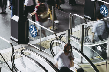 大阪の街を歩く人々