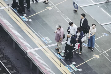 Papier Peint photo Gare 大阪の街を歩く人々