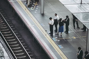 Photo sur Plexiglas Gare 大阪の街を歩く人々