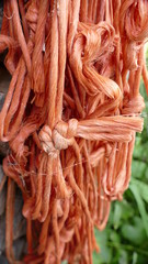 aufgehängte Kunststoffseile orange  teils  mit Knoten