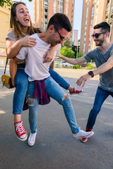 Obraz premium POSITIVE TEENAGE FRIENDS HANGING OUT AT SUMMER TIME