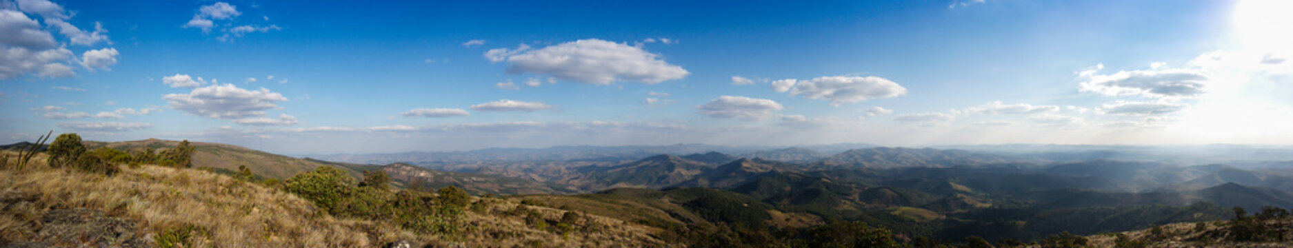 Panoramic image - Hills, horizon, sky and beautiful landscape - Montanhas, horizonte e bela paisagem