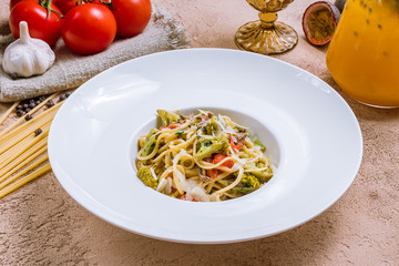 Spaghetti with broccoli and tomatoes