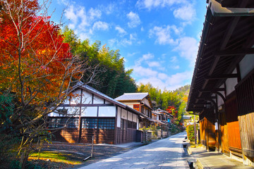 京都　嵯峨鳥居本の紅葉シーズンの街並み