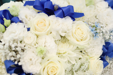 白いテーブル装花