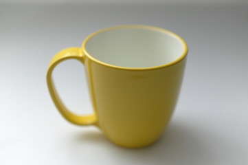 黄色いマグカップ