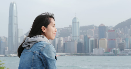 Fototapeta na wymiar Woman enjoy the view of Hong Kong city