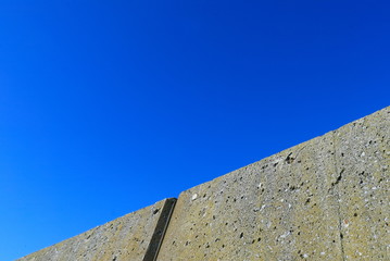 青空と壁
