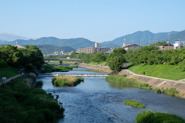 Fototapeta premium 新緑の高野川と比叡山 出町柳にて（京都・日本）