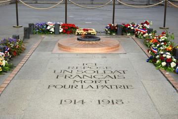 Obraz premium tomb of the Unknown Soldier at the base of the Arc de Triomphe, Paris