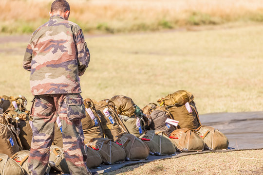 v&eacute;rification du barda et des parachutes par un officier 