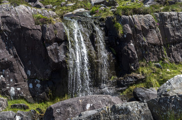 Fototapeta na wymiar Kleiner Wasserfall auf dem Conors Pass im Westen von Irland, nahe Dingle